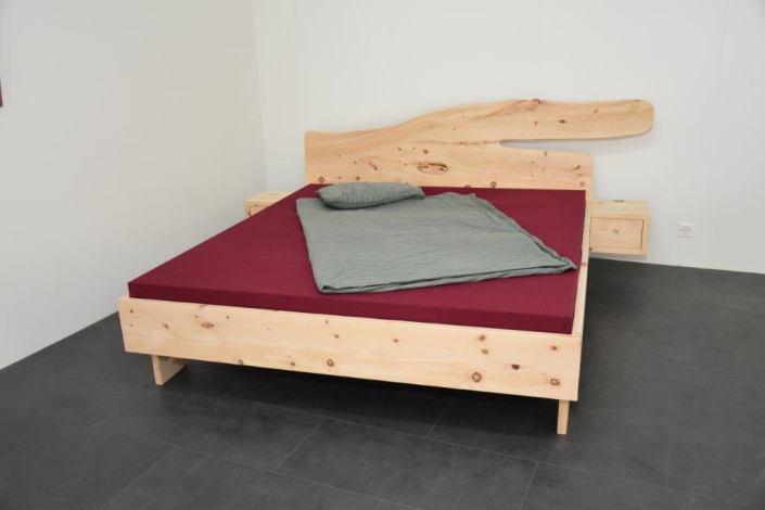 Bett in Walliser Arve mit Schrägfüssen und Nachttisch, 08.26 Willisau (2)