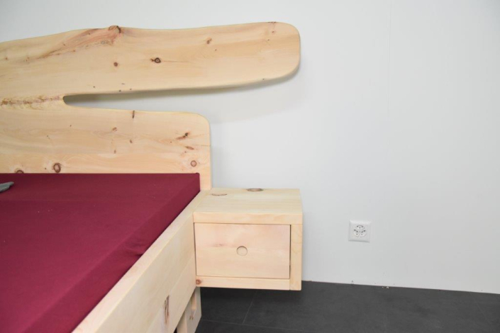 Bett in Walliser Arve mit Schrägfüssen und Nachttisch, 08.26 Willisau (6)