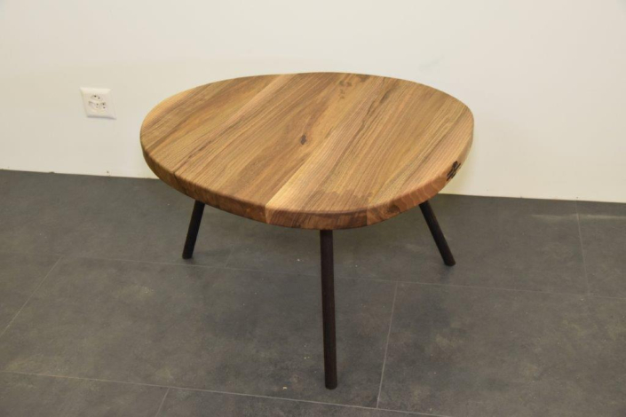 Salontisch aus CH Nussbaum geölt, 03.26 Richenthal (1)